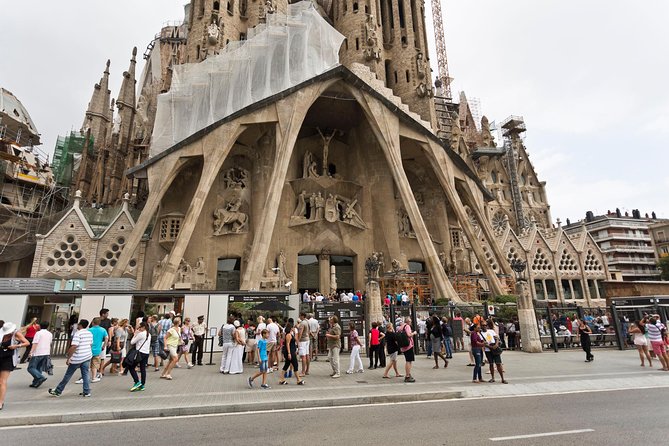 Sagrada Familia Guided Tour with Towers Access - Inside the basilica, where the tour makes sense