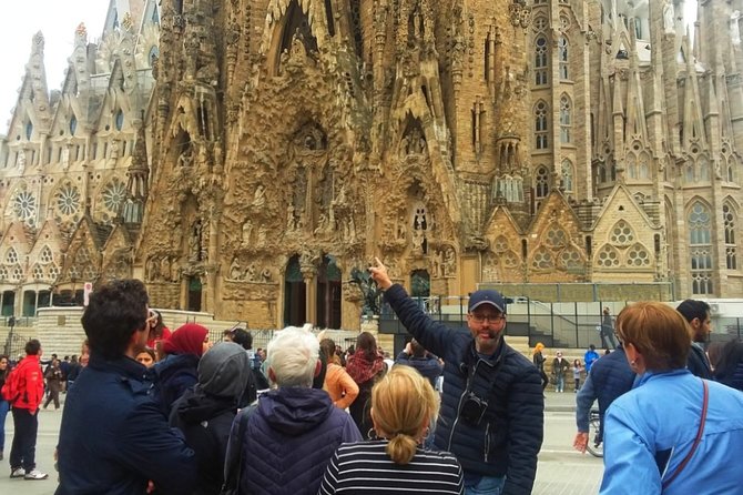Sagrada Familia & Montserrat Small Group Tour with Hotel pick-up - Walking Through the Gothic Quarter