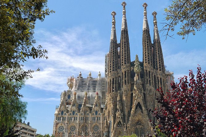 Sagrada Familia Skip the Line Tour Optional Small Group - Why a guide changes the Sagrada Familia