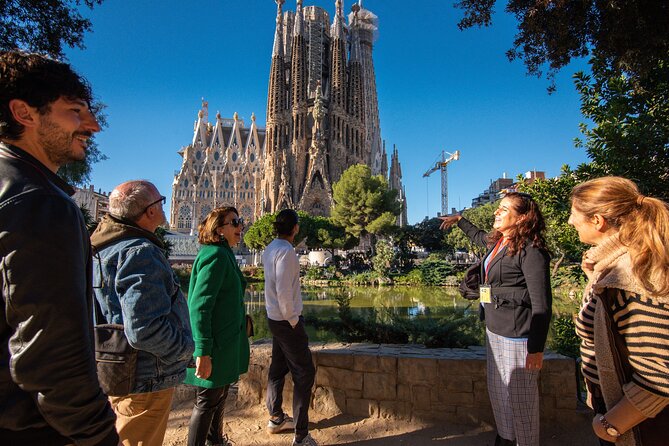 Sagrada Familia Small Group Guided Tour with Skip the Line Ticket - Why the Sagrada Familia rewards a guided visit