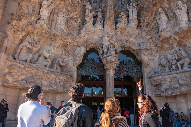 Sagrada Familia Small Group Guided Tour with Skip the Line Ticket - Inside: columns, vaults, and colored light