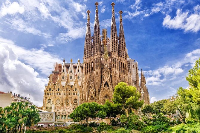 Sagrada Familia: Small Group Tour, hotel pick-up with Fast-Track - Fast-track admission saves time, not the need to plan