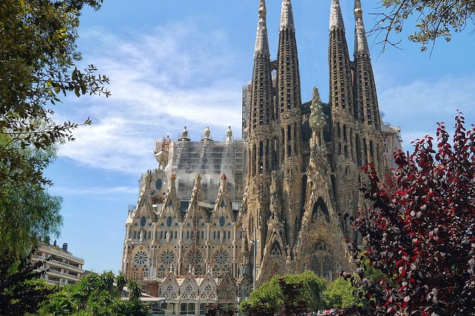 Sagrada Familia Small Group Tour with Skip the Line Ticket - Why the Sagrada Familia rewards a guided visit
