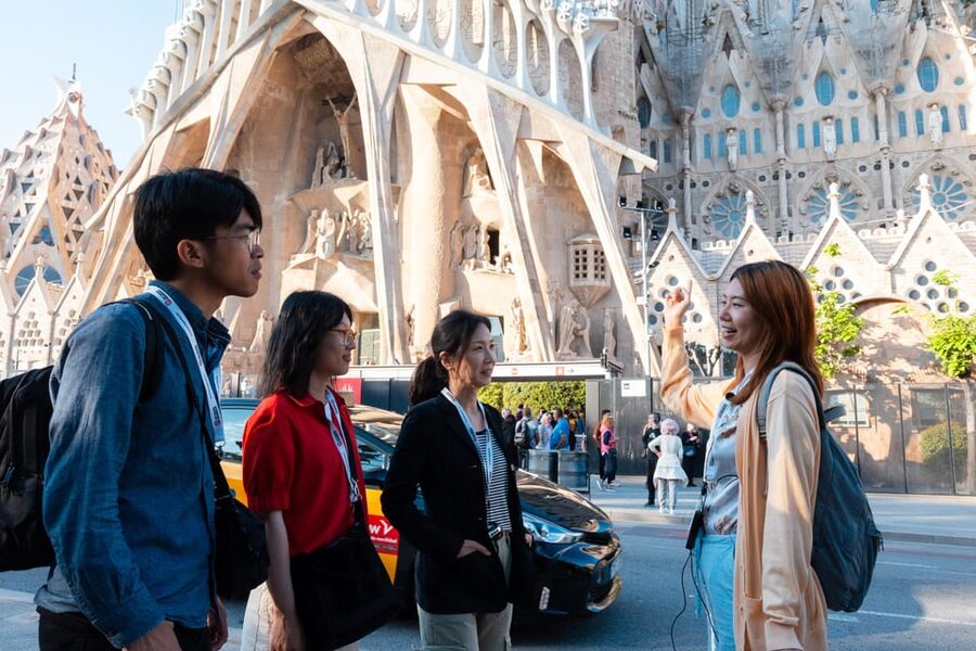 Sagrada Familia Tour with Express Entry and Local Guide - Meeting at Carrer de Sardenya, 311
