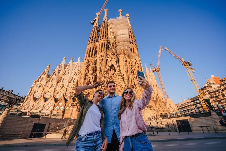 Sagrada Familia with Official Guide & Fast-Track Entry - Reading the Nativity and Passion façades