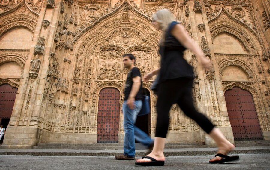 Salamanca Sightseeing Walking Tour with Local Guide. Spanish - Start beneath Salamanca’s golden Plaza Mayor