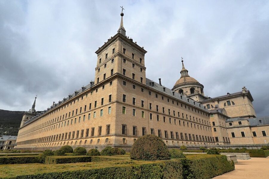 San Lorenzo de El Escorial: Monastery and Site Guided Tour - Entering the grill-shaped monastery