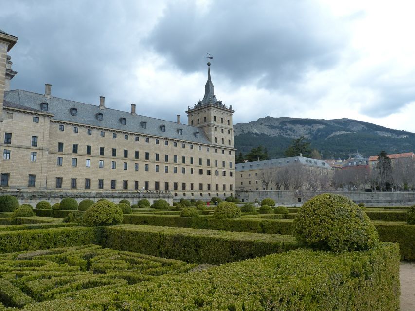 San Lorenzo de El Escorial: Monastery and Site Guided Tour - Meeting the guide at the monastery entrance