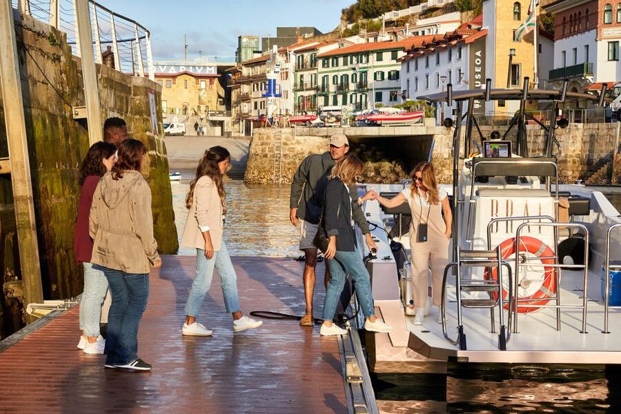 San Sebastian: 2 Bays Evening or Sunset Boat Tour with Cava - Who should book this San Sebastián boat tour?
