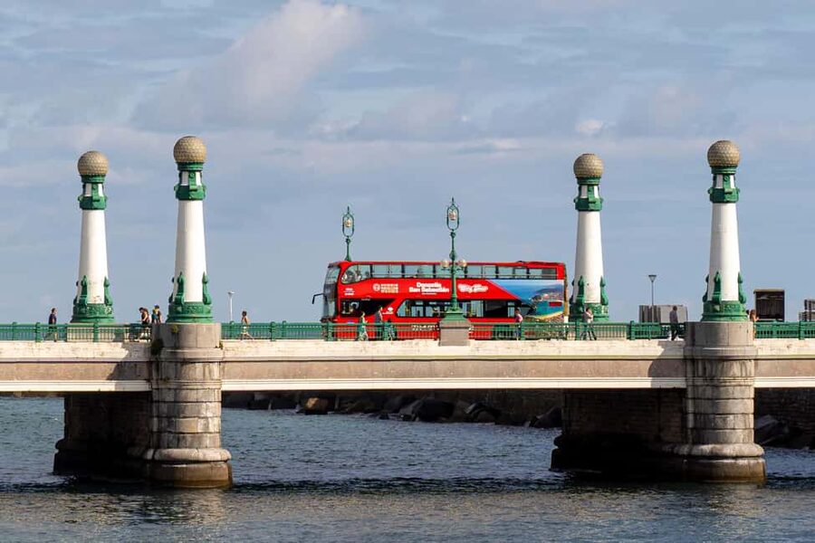 San Sebastian: Hop-On Hop-Off City Tour Bus - What the San Sebastián bus tour is really good at