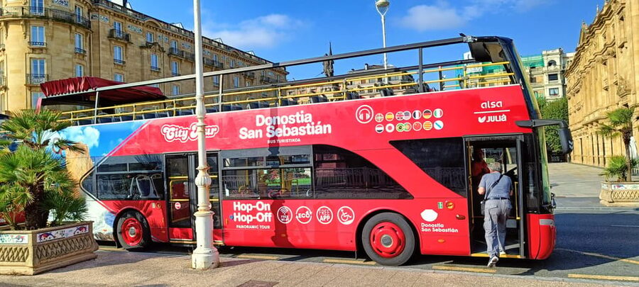 San Sebastian: Hop-On Hop-Off City Tour Bus - Tabakalera, Gros, and Zurriola Beach