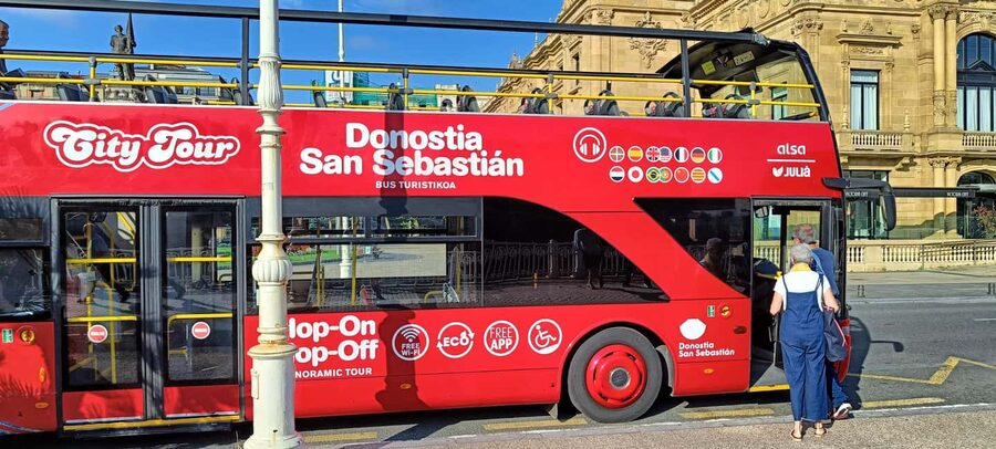 San Sebastian: Hop-On Hop-Off City Tour Bus - La Concha and the famous waterfront curve