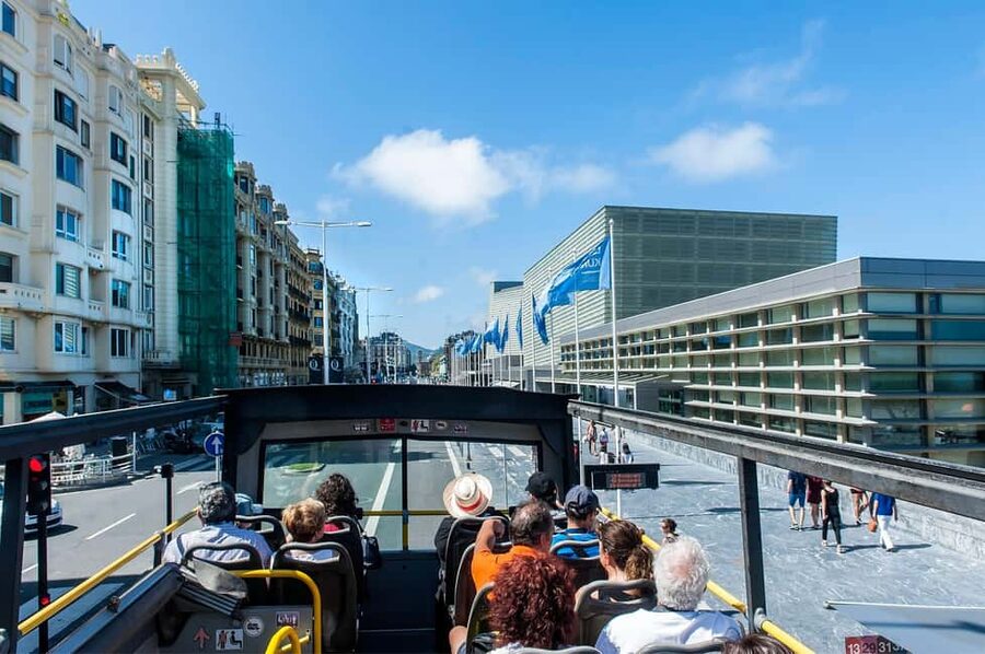 San Sebastian: Hop-On Hop-Off City Tour Bus - Miramar Palace, Antiguo, and the return toward the center