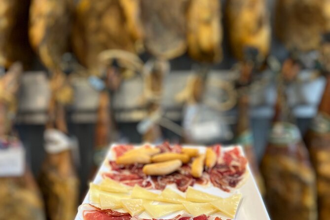 San Sebastian Pintxo Food, Wine & Market Foodie Tour(Small Group) - Old Town streets, balconies, and Calle Mayor
