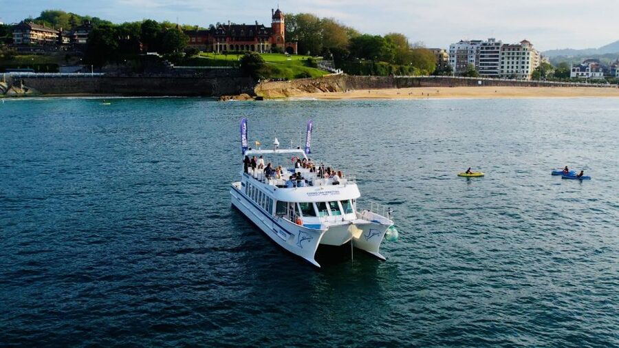 San Sebastian: Sustainable Catamaran Cruise with Audio Guide - Why San Sebastian looks better from La Concha Bay