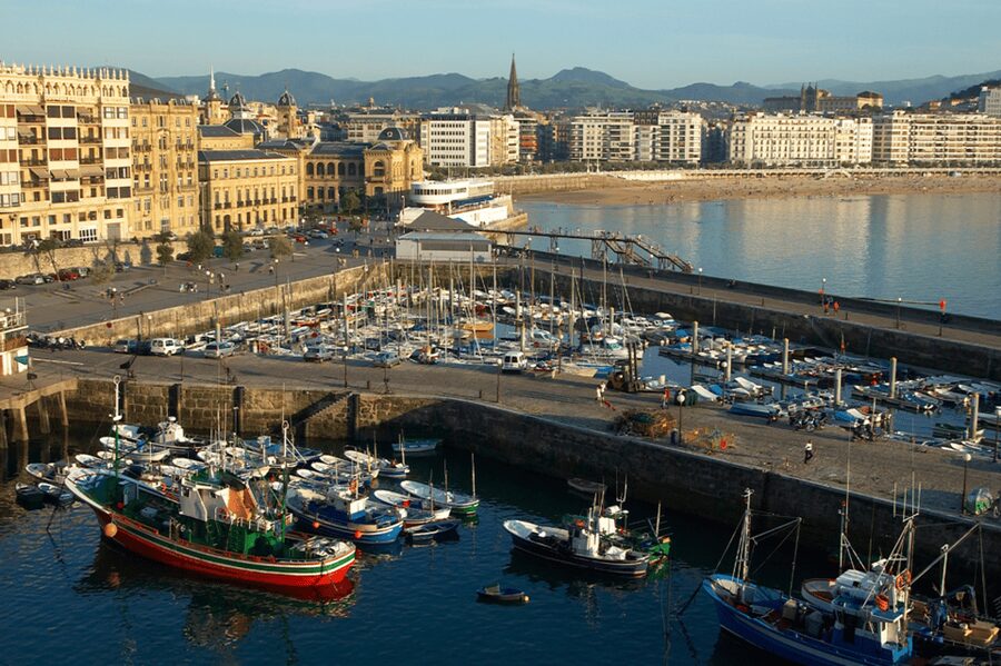 San Sebastian: Walking Tour with Pintxo and Drink - Entering the Old Town through La Bretxa