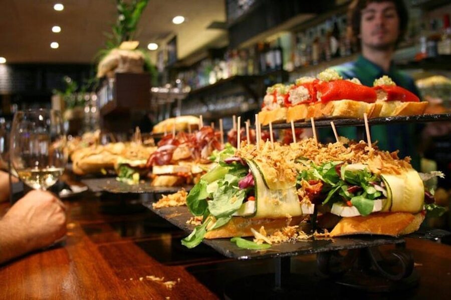 San Sebastian: Walking Tour with Pintxo and Drink - What the guides add