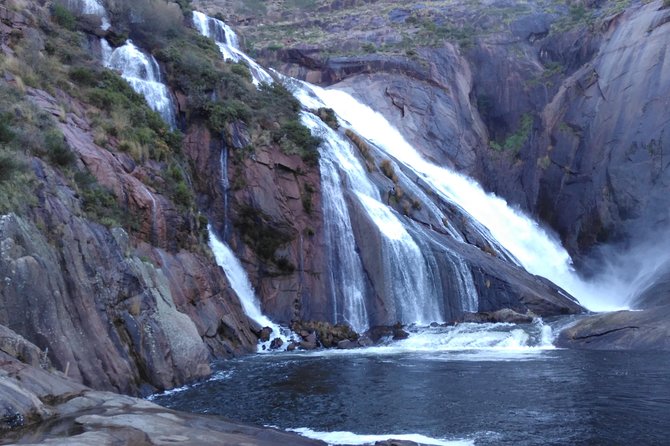 Santiago de Compostela: Finisterre, Muxia & Costa da Morte - Ézaro waterfall where the river meets the sea