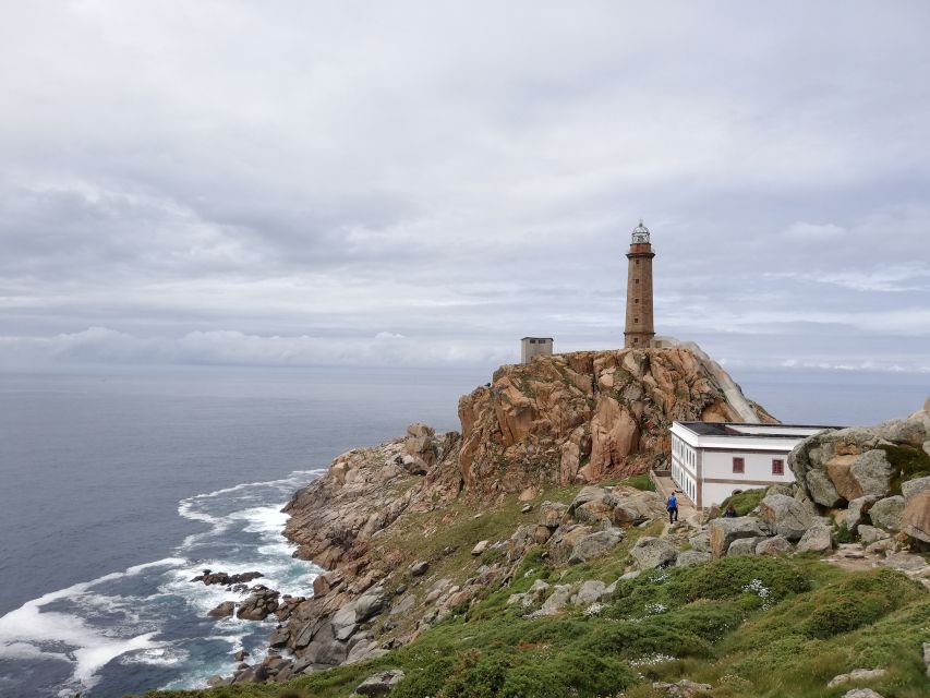 Santiago de Compostela: Finisterre, Muxia & Costa da Morte - The guide and coach experience