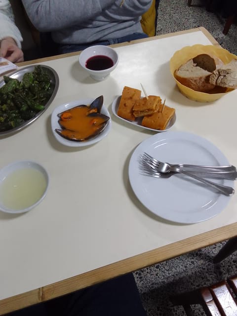 Santiago: Guided Foodie Tour with Drinks, Tapas & Live Music - Live music after the last tapa