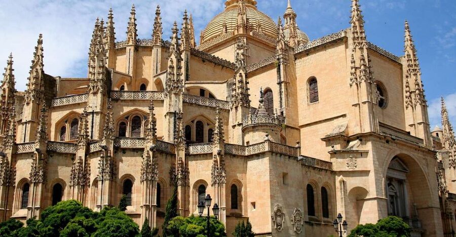 Segovia: Guided Walking Tour with Cathedral & Alcázar Entry - The Jewish quarter and Plaza Mayor