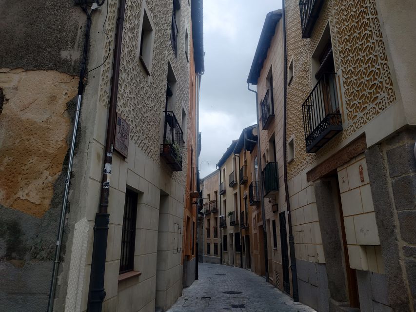 Segovia: Guided Walking Tour with Cathedral & Alcázar Entry - The walking pace and accessibility