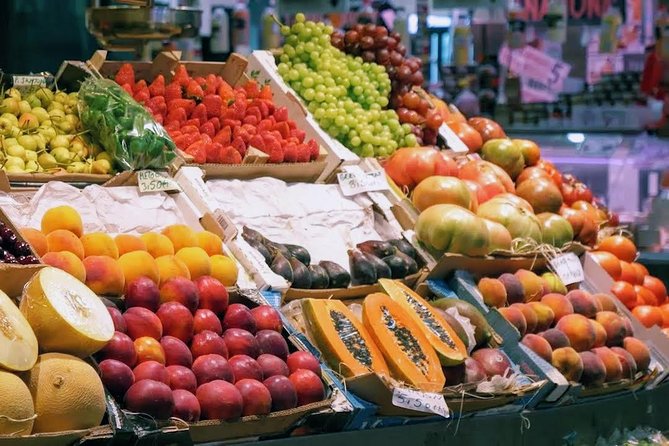 Sevilla Food Tour: Tapas, Wine, History & Traditions - The final hour in Barrio Santa Cruz
