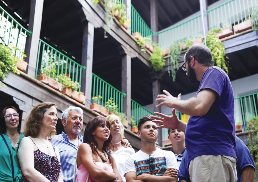 Seville: 1-Hour Walking Tour Barrio de Santa Cruz - Why Santa Cruz works so well for a short walking tour