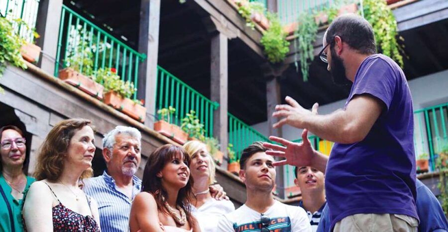 Seville: 1-Hour Walking Tour Barrio de Santa Cruz - Walking the old Jewish quarter