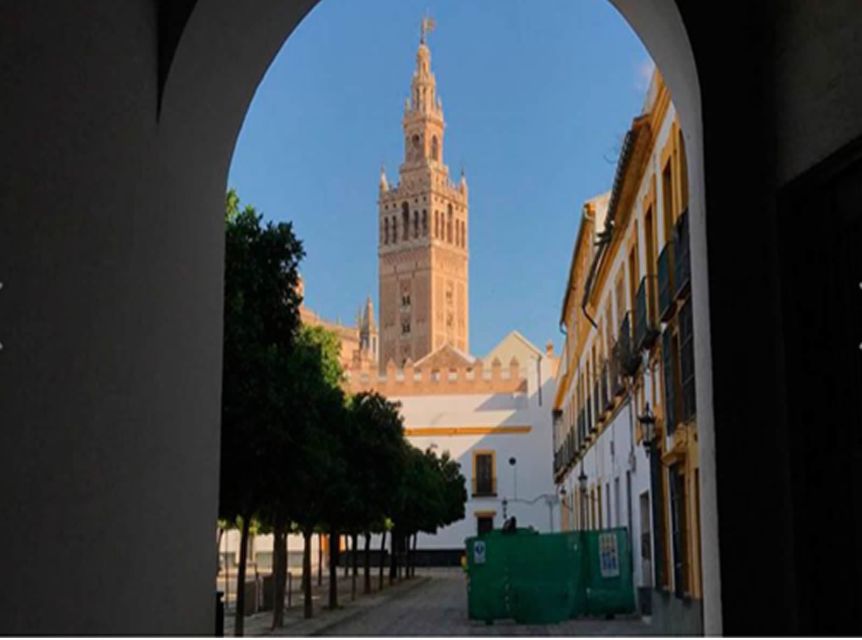 Seville: 1-Hour Walking Tour Barrio de Santa Cruz - What the Spanish-language guide adds