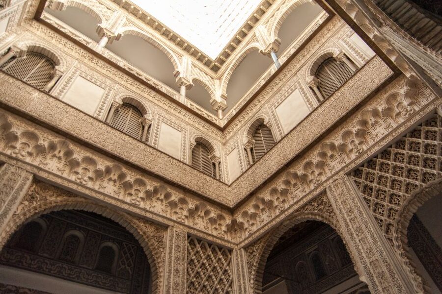 Seville: Alcázar and Cathedral Entry Ticket and Guided Tour - The guides are the main reason to choose this format