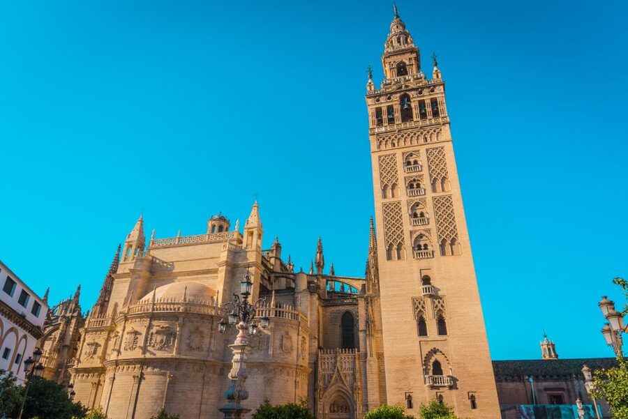 Seville: Alcázar, Cathedral & Giralda Fast Track Guided Tour - Santa Cruz: a short walk through old Seville