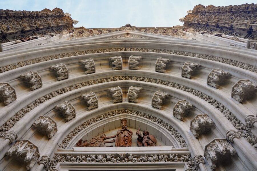 Seville: Alcazar & Cathedral Skip-the-Line Guided Tour - Alcázar gardens and the time limit