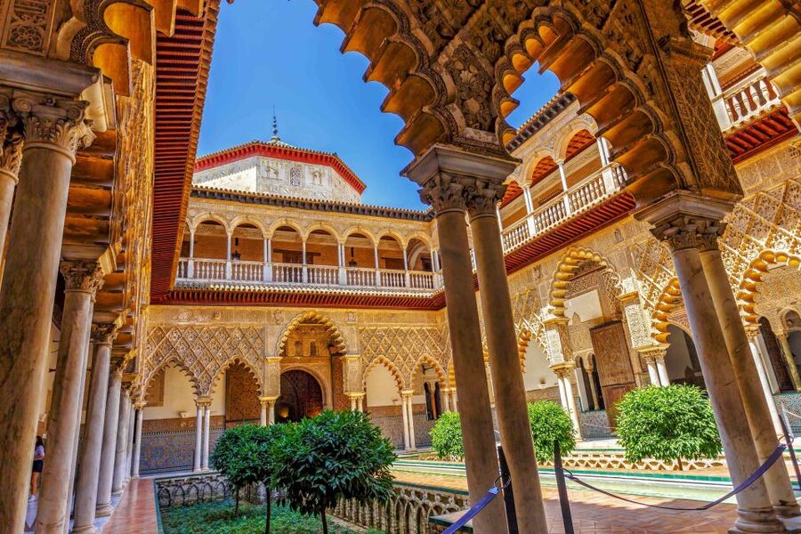 Seville: Alcázar Guided Palace Tour with Priority Access - The first rooms: architecture with a clear storyline