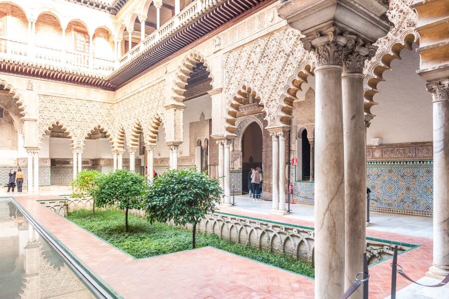 Seville: Alcázar Guided Tour - What the guides add to the experience