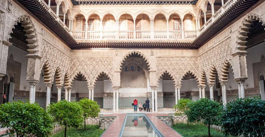 Seville: Alcázar Guided Tour - Entering through the Puerta del León