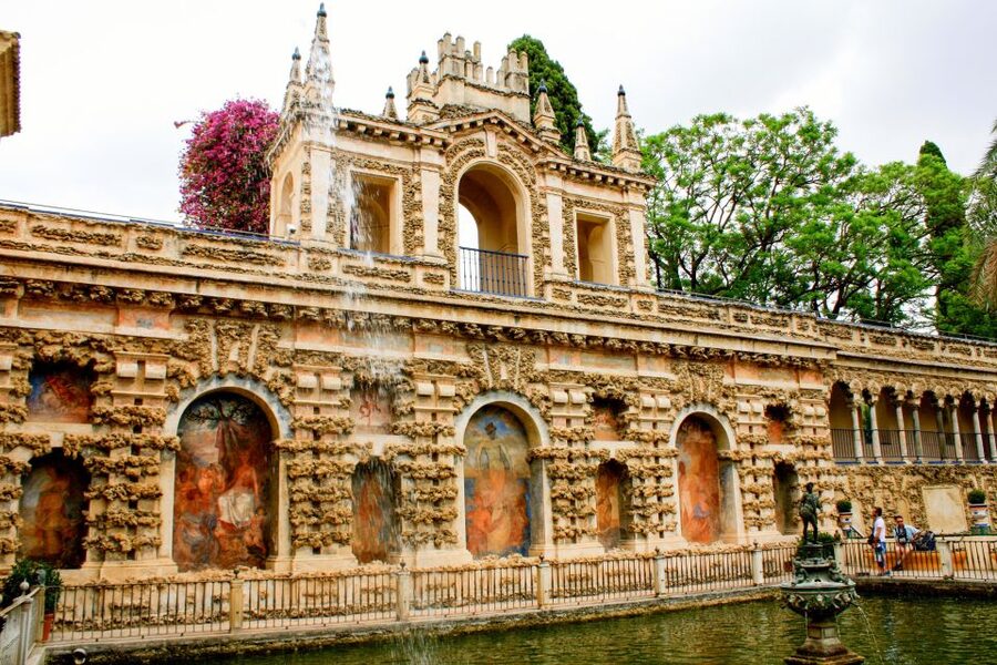 Seville: Alcazar Skip-the-Line Guided Tour with Tickets - Mudéjar courtyards and the Patio del León