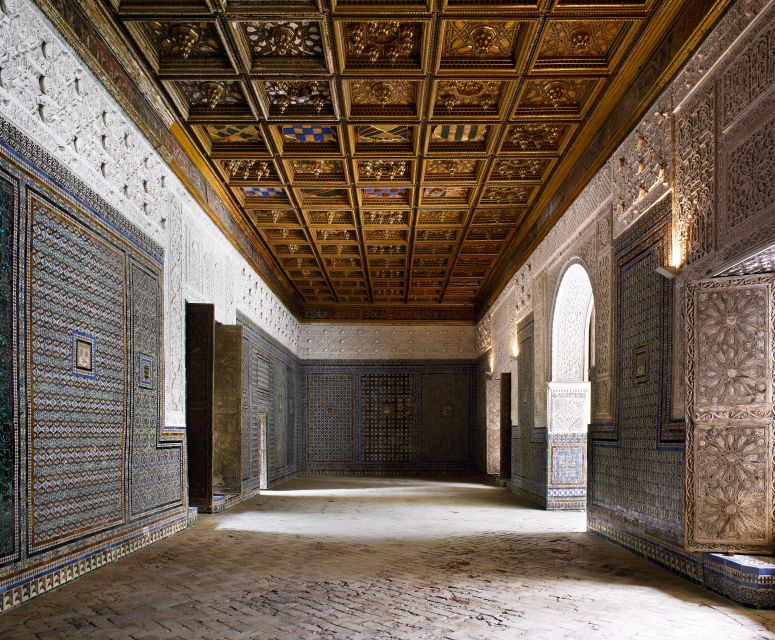 Seville: Casa de Pilatos Ground Floor Entry Ticket - The marble gate and the first courtyard
