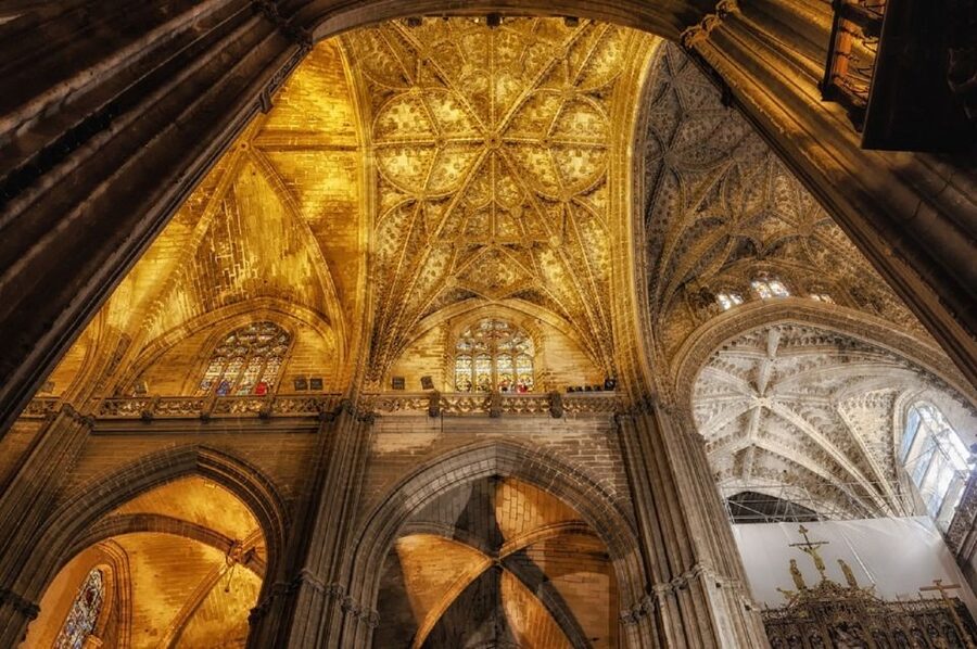 Seville: Cathedral, Giralda & Alcázar Guided Tour - The Alcázar: Moorish design and a working royal palace