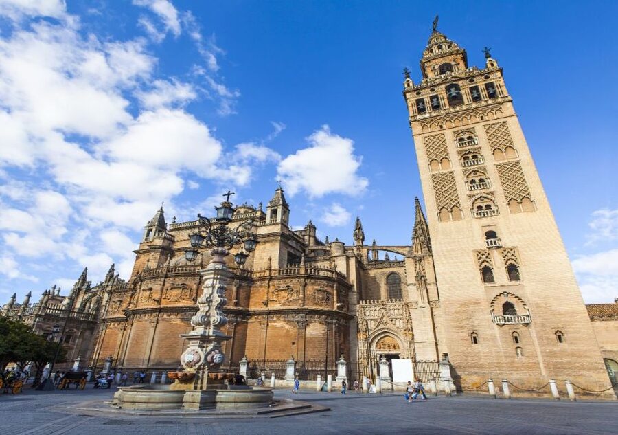 Seville: Cathedral & Giralda Guided Tour with Entry Tickets - Entering the cathedral and finding the major sights