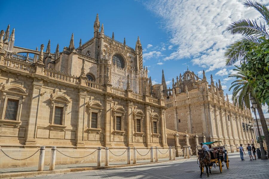 Seville: Cathedral & Giralda Guided Tour with Tickets - Meeting at Naturanda on Calle Francos 19