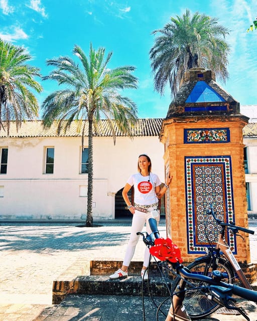 Seville: Dutch Cycling Highlights Tour with local guide - Along the river to the Torre del Oro