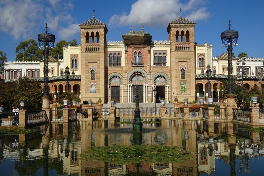 Seville: Electric Bike Tour in Small Group - Central Seville with a guide who does more than point