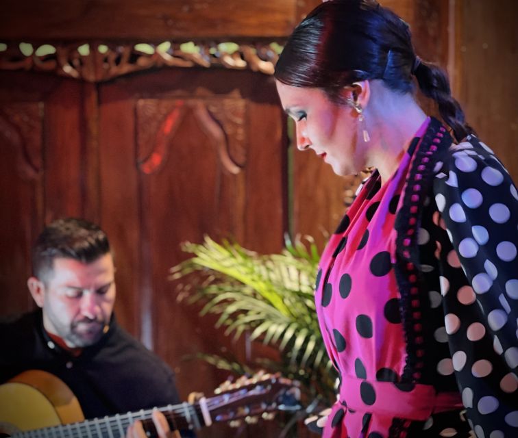 Seville: Flamenco Show at Tablao Almoraima in Triana - What happens during the one-hour performance