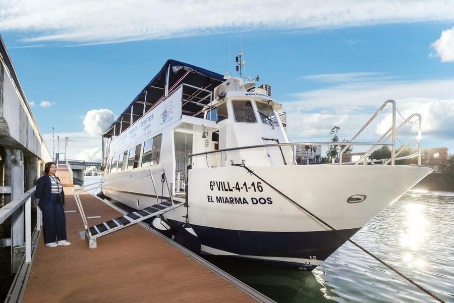 Seville: Guadalquivir Boat Tour with Optional Lunch/Dinner - Commentary and crew service