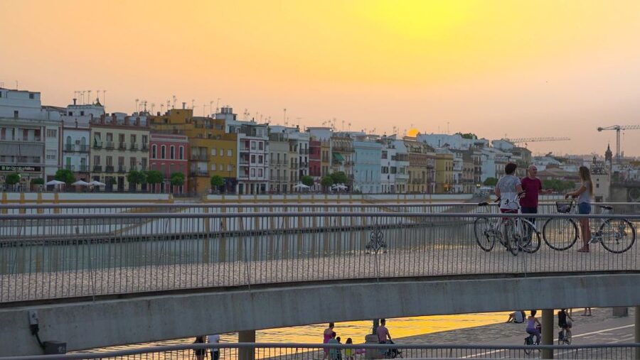Seville: Guided Sunset Bike Tour - The guides make the difference