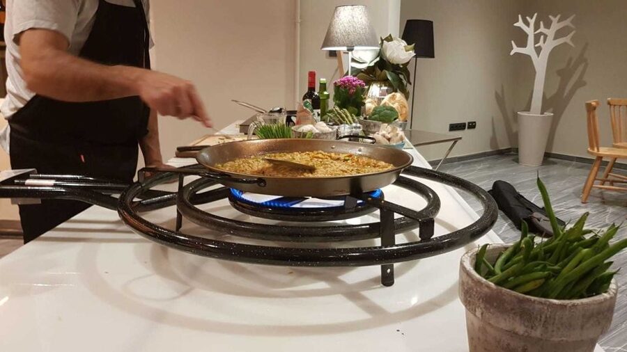 Seville: Paella Showcooking Experience - Who should book this experience