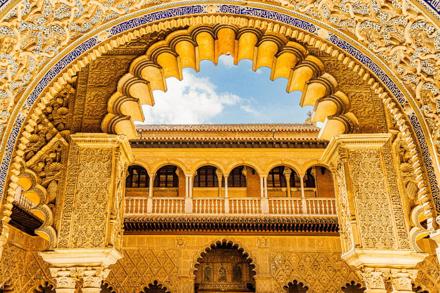 Seville: Priority Access Cathedral, Giralda & Alcázar Tour - Seville Cathedral: scale first, detail second
