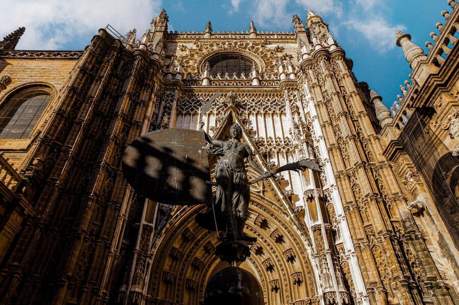 Seville: Priority Access Cathedral, Giralda & Alcázar Tour - What to bring and what to leave behind