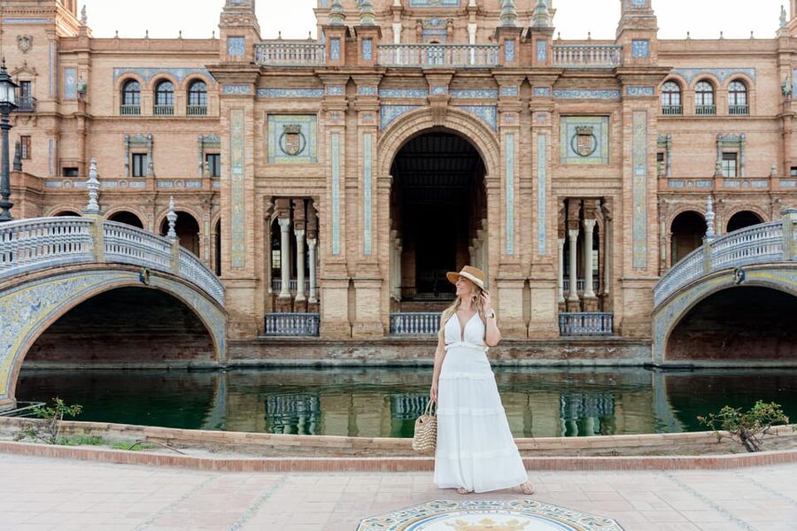 Seville: Professional Photoshoot - Choosing clothes and the right hour in Seville